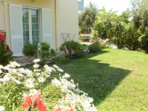 Отель Triantis Apartments  Лигия